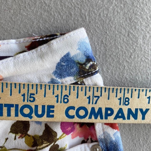 Gloria Vanderbilt Floral Shorts - Picture 6 of 7